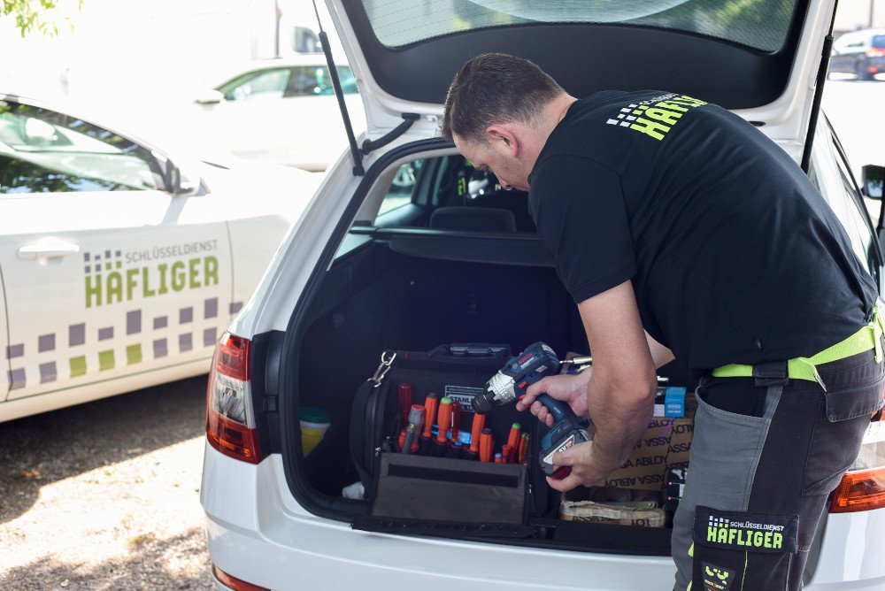 Monteur versorgt Werkzeugtasche im Auto