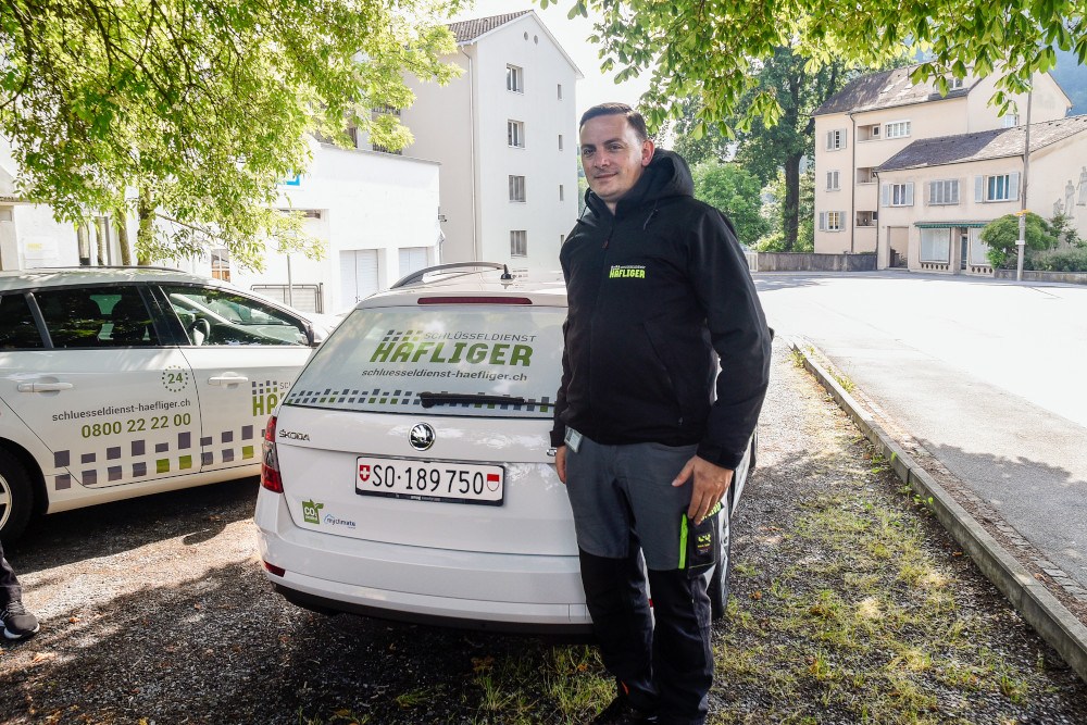 Schlüsseldienst-Techniker vor seinem Wagen