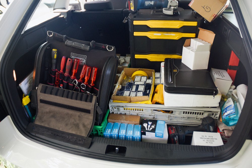 Kofferraum mit Werkzeug und Material